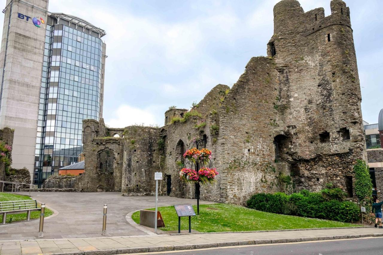 Cwtsh Hostel Swansea Exterior photo Trim Castle