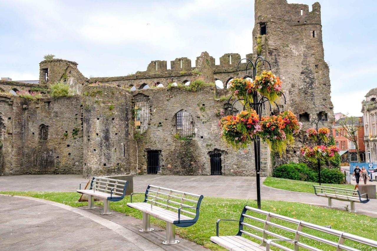 Cwtsh Hostel Swansea Exterior photo Trim Castle