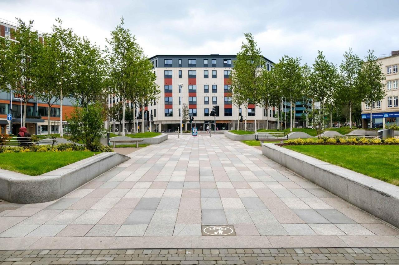 Cwtsh Hostel Swansea Exterior photo The Square