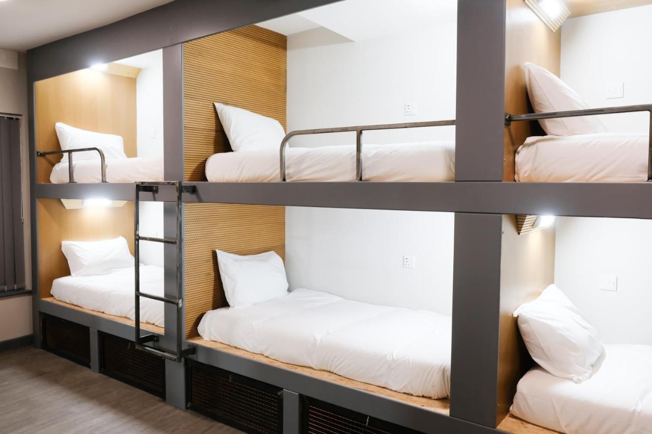 Cwtsh Hostel Swansea Exterior photo A typical pod room at a capsule hotel