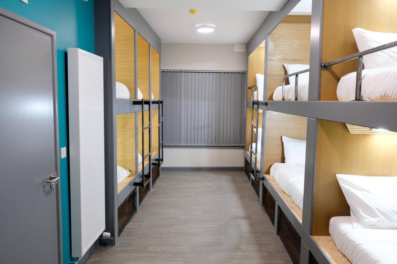 Cwtsh Hostel Swansea Exterior photo A typical room at a typical hotel