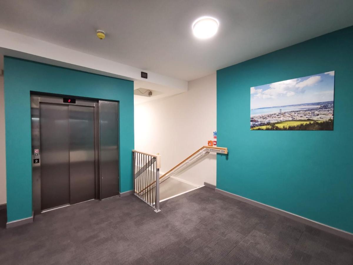Cwtsh Hostel Swansea Exterior photo The lift at the entrance of the station