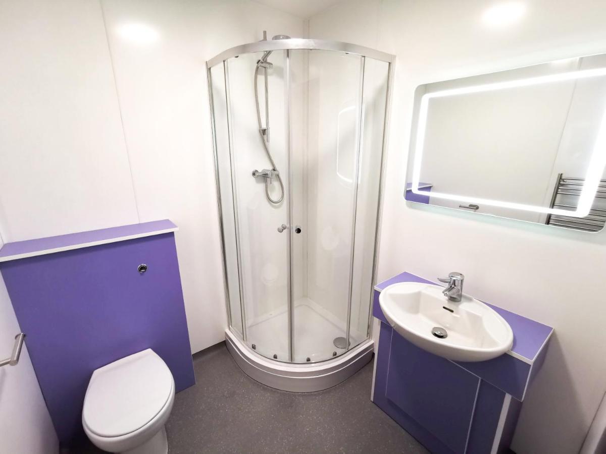 Cwtsh Hostel Swansea Exterior photo A shower cubicle