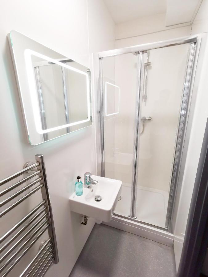 Cwtsh Hostel Swansea Exterior photo A shower cubicle
