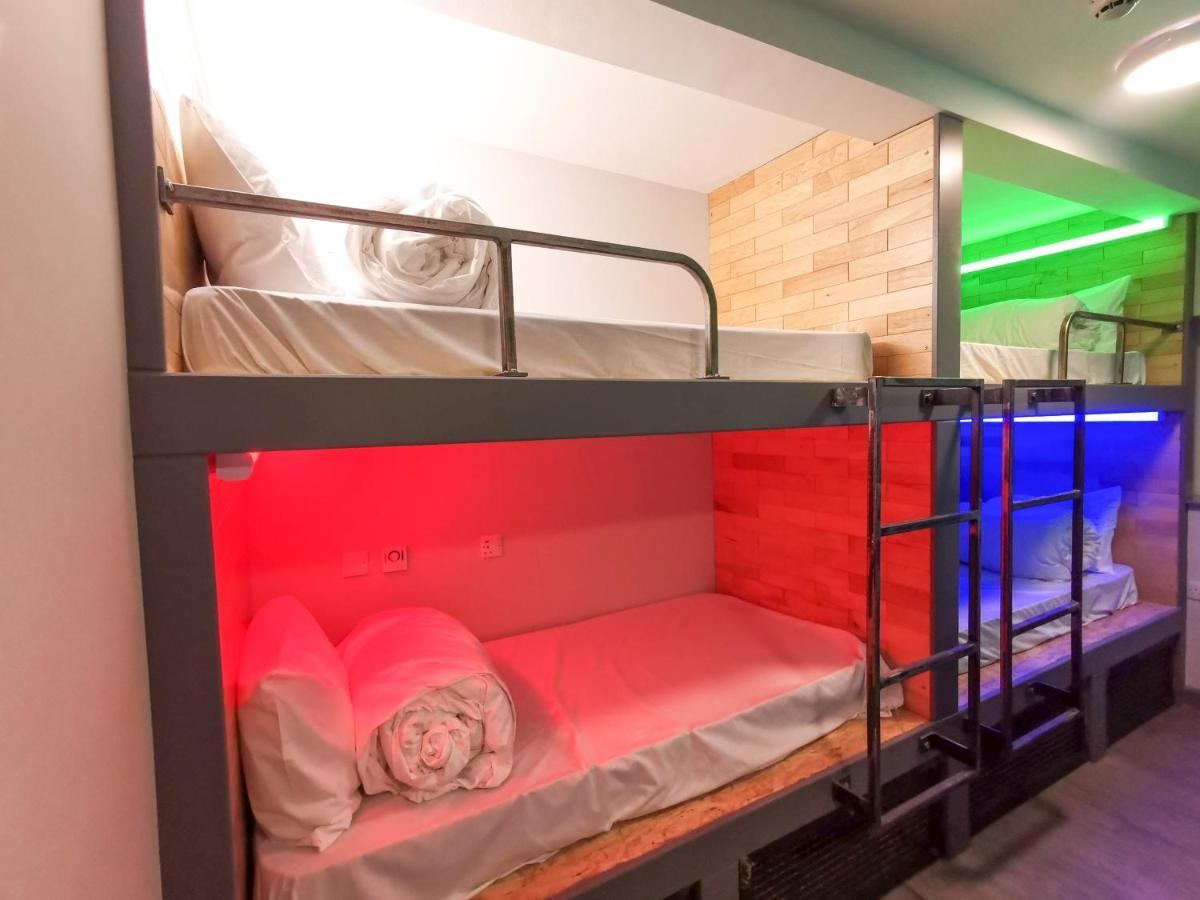Cwtsh Hostel Swansea Exterior photo A capsule hotel in Tokyo