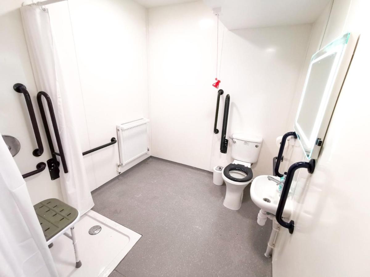 Cwtsh Hostel Swansea Exterior photo Disabled toilet with alarm bell