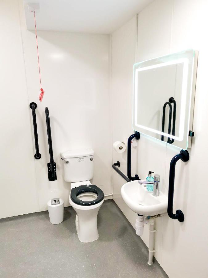 Cwtsh Hostel Swansea Exterior photo Disabled toilet with disabled facilities grant equipment