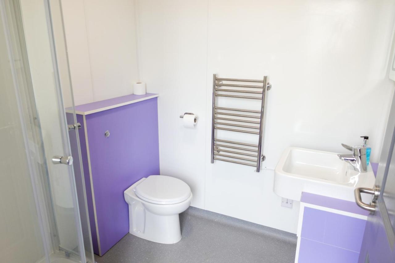 Cwtsh Hostel Swansea Exterior photo A bathroom in a student flat